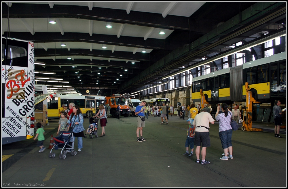 Blick in eine der Reparaturhallen. Ausgestellt waren Fahrzeuge mit leichten Defekten (gesehen am Tag der offenen Tr in der Buswerkstatt Britz-Sd 26.06.2010)