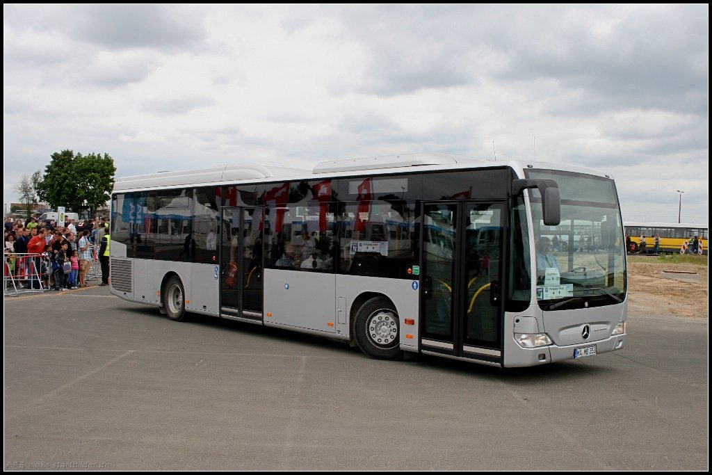 Der im edlem silber-schwarzen Design gehaltene Citaro fhrt als Shuttlebus zwischen dem ILA-Gelnde und den Parkpltzen (MA MB 353, Typ O 530 Citaro, gesehen ILA-Bushaltestelle 13.06.2010)