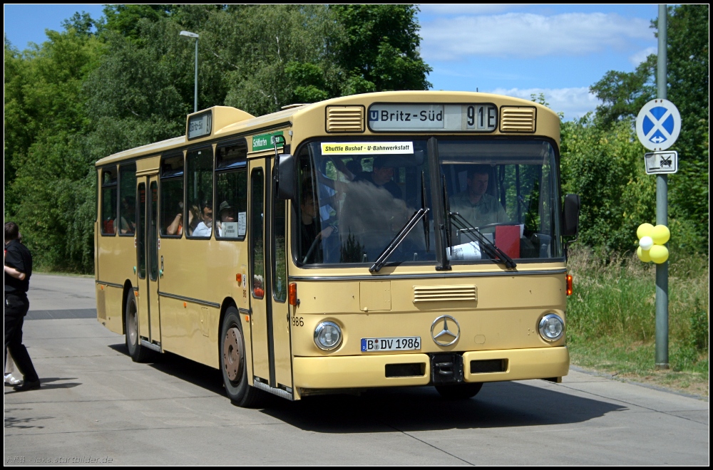 Der ehemalige Wagen 1986, jetzt im Einsatz beim Verein Traditionsbus-Berlin, fhrt als Pendelbus zwischen den Werksttten beim offenen Tag der BVG (gesehen am Tag der offenen Tr in der U-Bahnwerkstatt Britz-Sd 26.06.2010)
