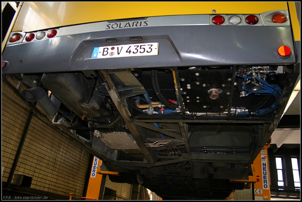Einem Solaris-Gelenkbus unter  den Rock  geschaut. Links erkennt man den hochkannt eingebauten Motor (gesehen am Tag der offenen Tr in der Buswerkstatt Britz-Sd 26.06.2010)