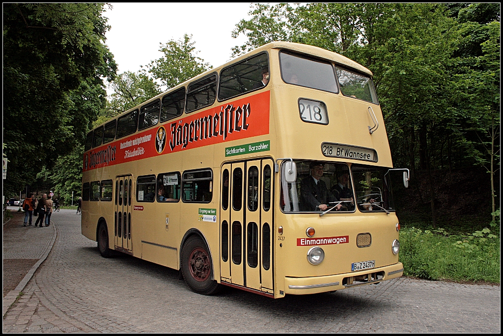 Wagen 2437 auf seiner Traditionslinie 218 zwischen Pfaueninsel und S-Bahnhof Wannsee. Die Zulassung erfolgte im Jahr 1973 und war zwlf Jahre bei der BVG im Einsatz. Nach dem Verkauf war das Fahrzeug als Reisebus unterwegs. 1992 kam der Bus wieder zurck nach Berlin (B Z 2437H, gesehen Berlin Pfaueninsel 23.05.2010)