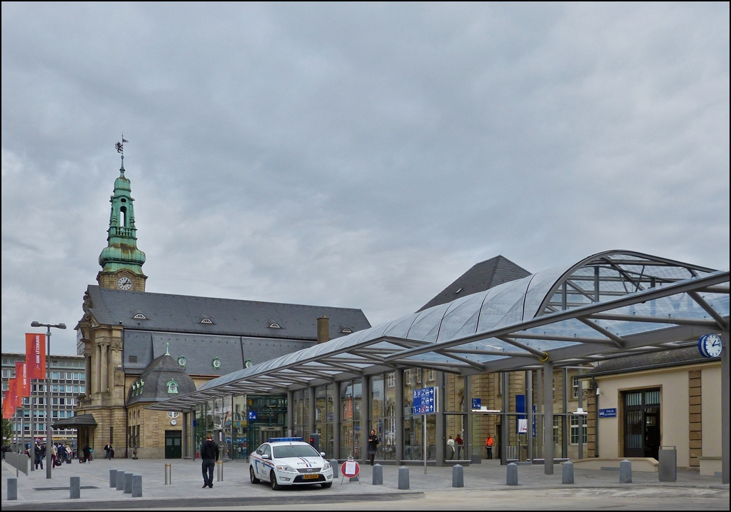 - 100 Jahrfeier des Bahnhofs von Luxemburg Stadt - Das Empfangsbeb�ude wurde zwischen 1907 und 1912 gebaut und musste 100 Jahre alt werden, bevor es zum ersten Mal offiziel eingeweiht wurde. Es wird vermutet, dass damals die Einweihungsfeier einfach vergessen wurde. 

Seit der Anbindung an das franz�sische TGV Netz (Juni 2007) war eine Kapazit�tserweiterung des Bahnhofs dringend notwendig geworden. Heute durchqueren etwa 55.000 Personen t�glich den Bahnhof, w�hrend 750 Z�ge ein- und ausfahren. Die Modernisierungsarbeiten, die sich auf 95 Millionen Euro belaufen, sind nun weitgehends abgeschlossen und die offizielle Einweihung, sowie die 100 Jahr Feier konnten gleichzeitig stattfinden. 23.09.2012 (Jeanny)