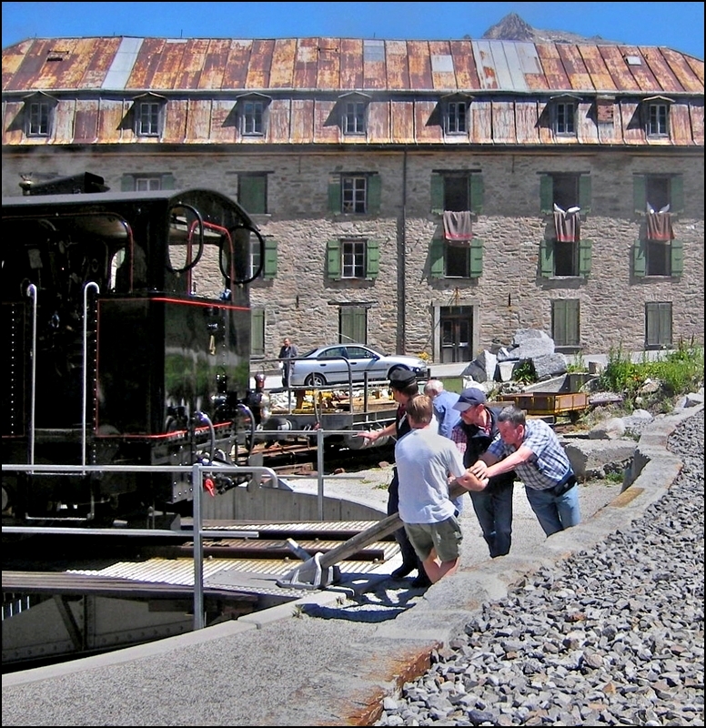 - 2007 in Gletsch - In Anlehnung an das Bild von Hans-Gerd Seeliger, habe ich mein Bild der damaligen Szene an der Drehscheibe noch mal bearbeitet: Die Fahrg�ste (u.a. der Bruder von Hans-Gerd und Hans) helfen die blockierte Drehscheibe wieder in Gang zu bringen. 01.08.2007 (Jeanny)