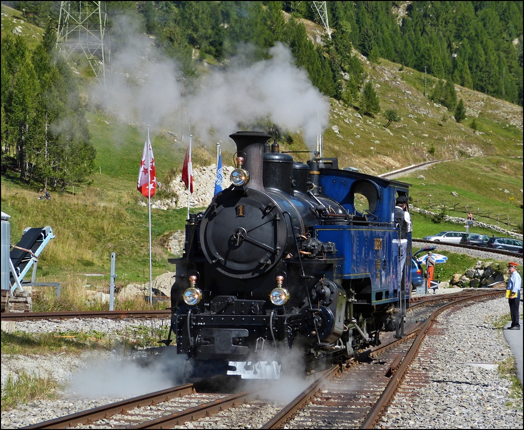 - 2012 in Oberwald - Nachdem die DFB HG 3/4 N� 1  Furkahorn  ihren Zug am 16.09.2012 nach Oberwald gebracht hat, f�hrt sie r�ckw�rts auf die Drehscheibe. Diese Lok wurde 1913 an die Brig-Furka-Disentis-Bahn ausgeliefert, um 1925 von der Furka-Oberalp-Bahn �bernommen zu werden. Nachdem sie 1947 nach Vietnam (Krong Pha-Dalat) verkauft worden war, kehrte sie 1993 auf die Furka Bergstrecke zur�ck. (Jeanny)