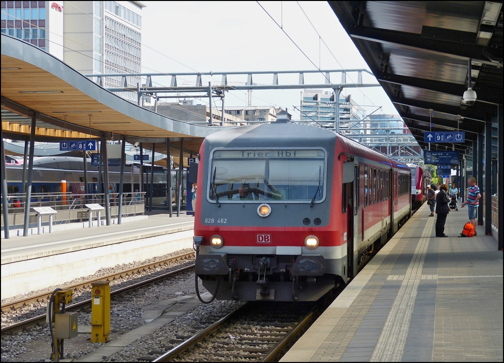 . �hnliches Bild, anderer Anlass - Mit diesem Zug fuhren die lieben Hellertaler wieder zur�ck nach Deutschland nach drei wundersch�nen Tagen in Luxemburg.

Alle warten gespannt auf die Abfahrt des 628 462 im Bahnhof von Luxemburg Stadt. 17.06.2013 (Hans)
