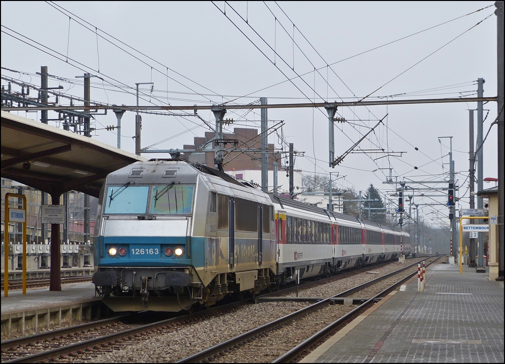 . Der EC 91  Vauban  Bruxelles - Basel braust ohne Halt durch den Bahnhof von Bettembourg, gezogen von der sch�nen  en voyage   Sybic BB 26163. 05.04.2013 (Jeanny)