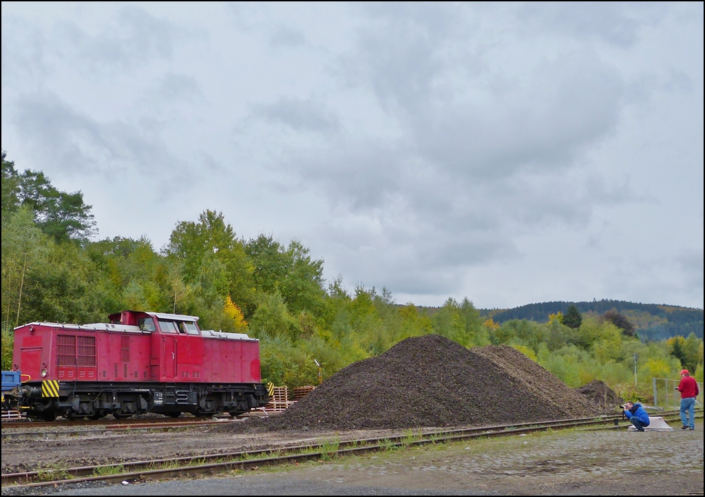 - Die Bahnfotografen im Gl�ck - Als wir am 14.10.2012 am Bahnhof in Herdorf ankamen, war das Gl�ck der Bahnfotografen Armin und Hans perfekt: Die Diesellok 202 726-6 war dort mit einem Bauzug abgestellt und konnte von allen Seiten ausgiebig abgelichtet werden. (Jeanny)
