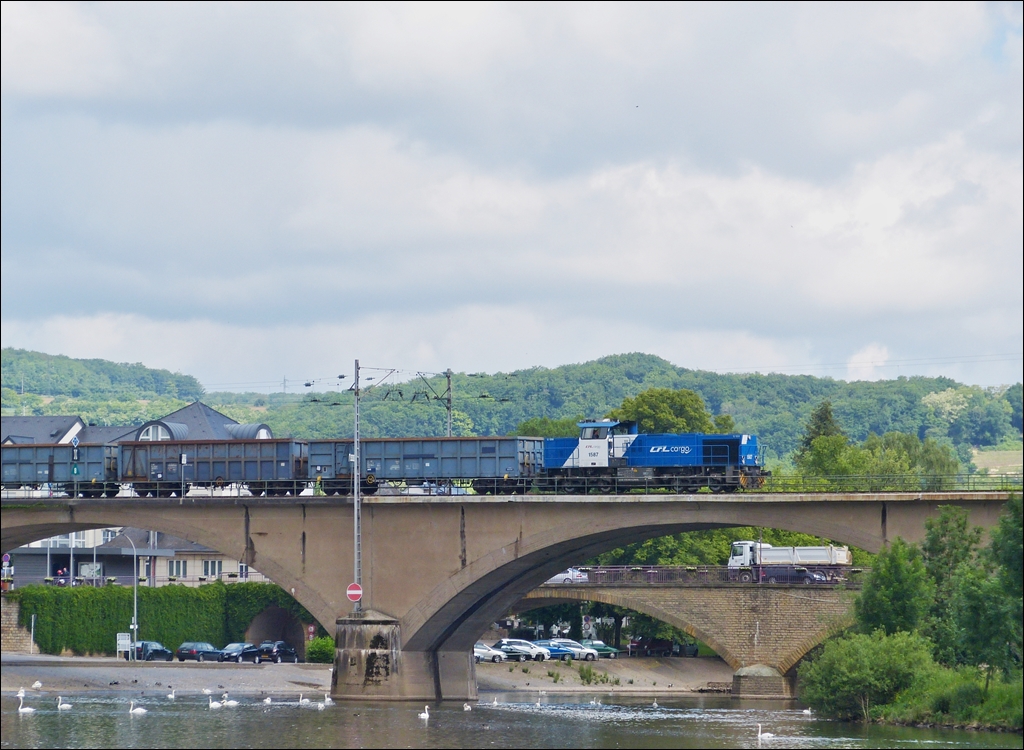 . Die blaue CFL Cargo 1587 zieht am 14.06.2013 einen G�terzug �ber die Sauerbr�cke in Wasserbillig. (Hans)