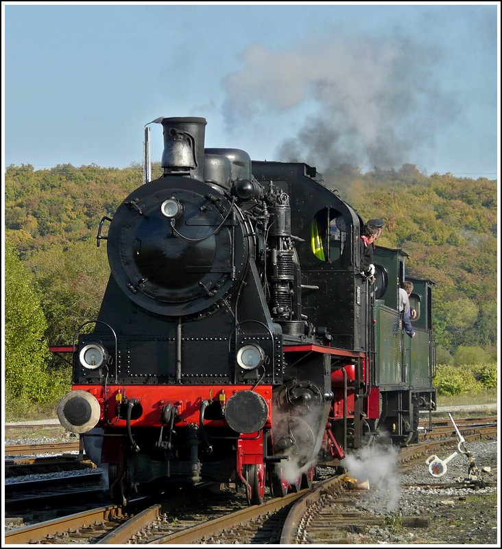 . Die Dampflok 158  Elna  (BJ 1940) wurde von der Firma Henschel aus Kassel gebaut und hat ein bewegtes Leben hinter sich. Von 1940-1954 war sie bei der Teutoburger Waldbahn, von 1954-1972 in Kaldenkirchen-Br�ggen, von 1972-1990 in den Niederlanden (Goes-Borsele), bevor sie 1990 zum Museumsverein CFV3V kam. Am 27.09.2009 fuhr sie mit den beiden Tubize (SA 03 Tubize 2002 und AD 05 Tubize 2007) durch den Bahnhof von Mariembourg. (Jeanny)
