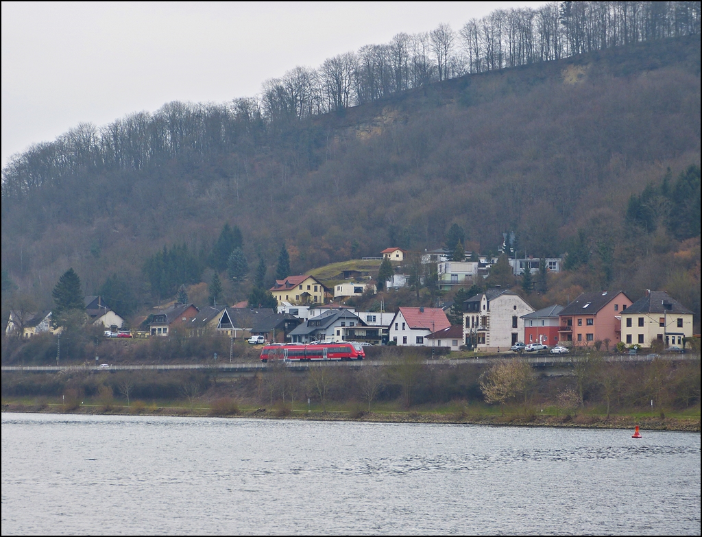 . Ein Mini-Hamster bef�hrt am 08.04.2013 die sch�ne Obermoselstrecke (KBS 692) in Richtung Trier, kurz nachdem er die Haltestelle Oberbillig verlassen hat. (Jeanny)