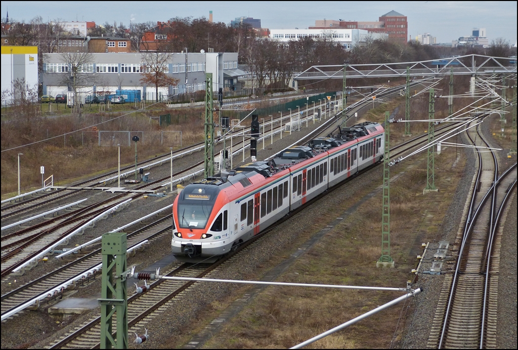 - Ein VIAS Flirt auf Abwegen - Der VIAS Flirt N� 404 (428 138-2) f�hrt am 29.12.2012 im Auftrag der ODEG (Ostdeutsche Eisenbahn Gesellschaft GmbH) als RE 4 (RE 37317) von Rathenow nach Ludwigsfelde in den Bahnhof Berlin S�dkreuz ein. (Jeanny)
