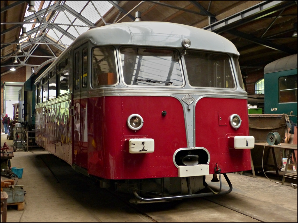 - Fast fertig - Beim Besuch am 23.09.2012 im Atelier der Museumsbahn Train 1900 in Fond de Gras fiel mir der Uerdinger Schienenbus Z 151 auf, dessen General�berholung fast abgeschlossen ist. (Jeanny)

1951 erwarben die CFL 10 Exemplare vom Prototyp Uerdinger Schienenbus, um die Nebenstrecken zu rentabilisieren. Die Triebwagen boten 40 Sitzpl�tze, die Beiwagen deren 30 und ein Gep�ckraum. Im Volksmund wurden diese Fahrzeuge  Schaukel  genannt. 

Nach dem Stillegen der Nebenstrecken, hatten sie 1970 ausgedient. Der Z 151 war bis zum 17.07.1970 im Dienste der CFL und kam dann im Oktober 1971 als erstes Fahrzeug zu der jungen Vereinigung AMTF nach Fond-de-Gras. Hier war er bei der Museumsbahn Train 1900 bis 2002 unerm�dlich im Einsatz und wird seither general�berholt. 

Der Z 151 wurde in der Waggonfabrik Uerdingen unter der Nummer 54 031 gebaut und 1951 an die CFL ausgeliefert. Desweiteren ist es das einzige Exemplar der Vorausserie, welche die Waggonfabrik Uerdingen gefertigt hatte, ehe der Bau der riesigen Serien von Triebwagen begann, die in Deutschland und anderen L�ndern bei ihrer Indienststellung als  Retter der Nebenbahnen  gefeiert wurden.