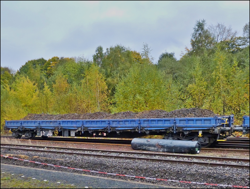 - Gleisbauarbeiten in Herdorf - Vor dem schon mit Altschotter bef�llten RES G�terwagens liegt eine Rolle spezieller Folie, welche unter dem neuen Schotter im Gleisbett angebracht wird. 15.10.2012 (Hans)