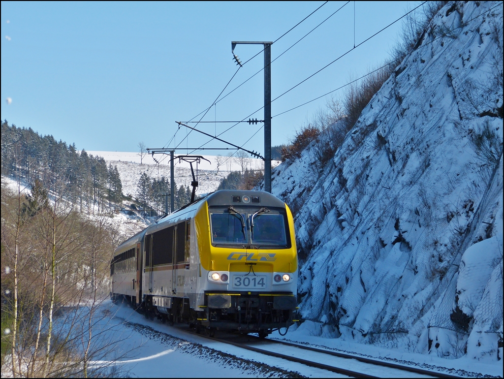 . Mit gut 20 Minuten Versp�tung (ich befand mich schon auf dem R�ckweg zum Auto), fuhr der IR 114 Luxembourg - Liers zwischen Maulusm�hle und Cinqfontaines am 13.03.2013 an mir vorbei. (Hans)