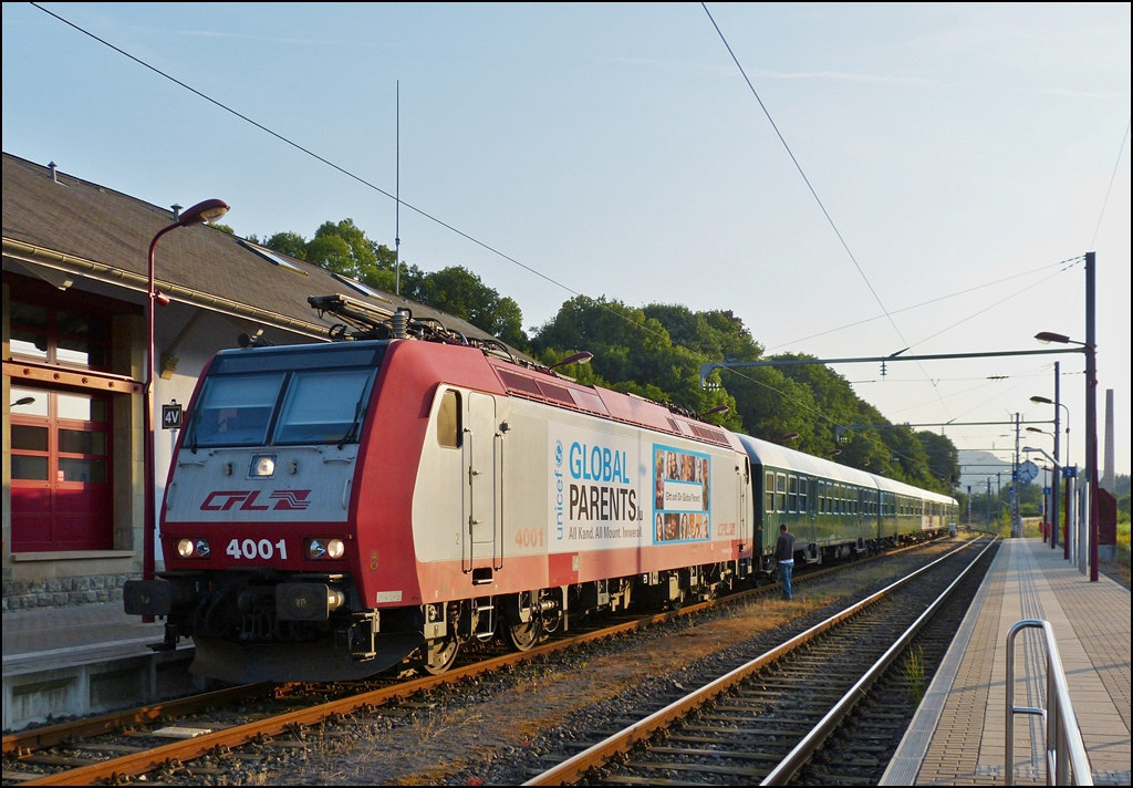 . Nach einer Abstinenz von zwei Jahren, kommt wieder w�chentlich ein lokbespannter Sonderzug zum Musikfestival nach Wiltz.
 
Am 11.07.2013 bestand der Sonderzug aus der 4001, drei Wegmann- und dem Rendez-vous Wagen.

Weil der Rendez-vous Wagen in den letzten 2 Jahren nicht verf�gbar war, wurde die Sonderleistung von Z 2200 Triebz�gen erbracht. (Hans)
