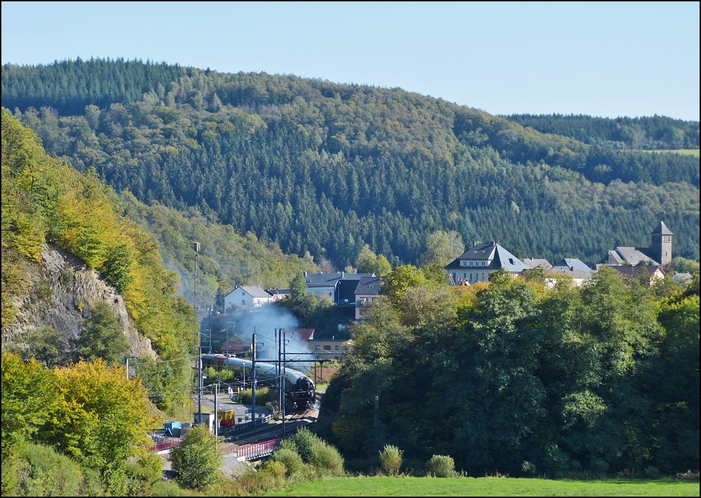 - �berraschung w�hrend eines Herbstspaziergangs - Wir profitierten heute nachmittag von dem sch�nen Herbstwetter, um ein Spaziergang zu machen. Pl�tzlich dampfte es unten im Tal in der N�he von Drauffelt und die 5519 fuhr Tender voraus in Richtung Norden durch das idyllische Tal der Clerve. 30.09.2012 (Jeanny)