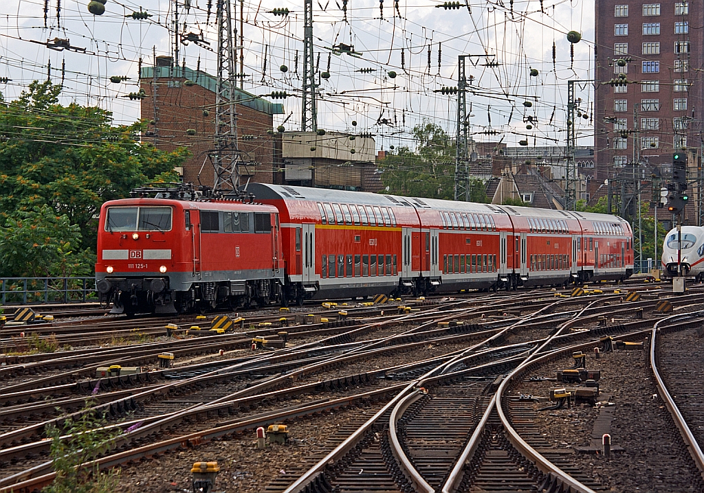 111 125-1 mit vier DoSto&acute;s kurz vor der einfahrt in den Hbf K�ln am 07.07.2012.