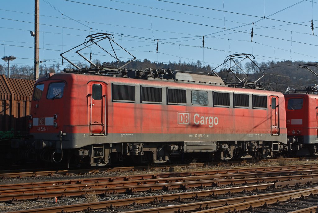 140 528-1 der DB Schenker Rail am 11.02.2011 abgestellt in Kreuztal. Bei den niedrigen Temperaturen werden die Loks aufgeb�gelt abgestellt, um sie auf Betriebstemperatur zu halten.