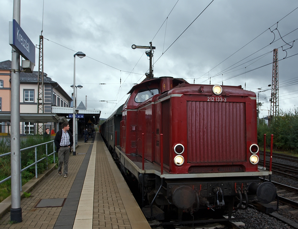 150-Jahre Ruhr-Sieg-Strecke: Die 212 133-3 (ex DB V 100 2133) der BSM - Bahnservice Mannheim GmbH, Mannheim mit Sonderzug, hier am 18.09.2011 beim Halt im Bahnhof Kreuztal. Die Lok wurde 1963 bei Henschel in Kassel unter der Frabriknummer 30819 gebaut und 1999 bei der DB ausgemustert. Die Leistung btr�gt 1.350 PS (990 kW) und die H�chstgeschwindigkeit 100 km/h.
