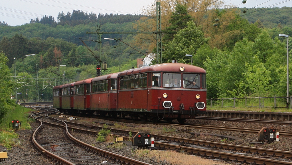 15.05.2011 in Scheuerfeld/Sieg: Die Westerw�lder Eisenbahnfreunde WEF 44 508  aus Westerburg sind mit einer 5er-Garnitur der Oberhessischen Eisenbahnfreunde nach Siegen unterwegs. Die Schienenbuseinheit war wie folgt gekuppelt: 996 677-9, 798 589-8, 998 184-6, 996 310-9 und 798 829-8.