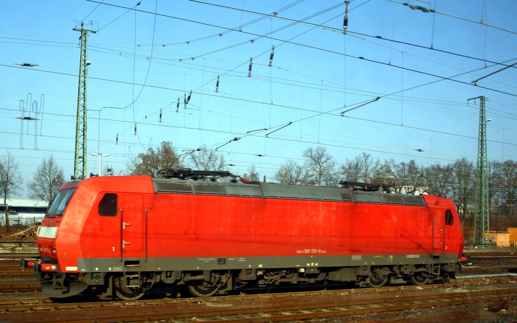 185 155-9 abgestellt am 30.01.2011 in Gie�en, aufgenommen aus fahrendem Zug.