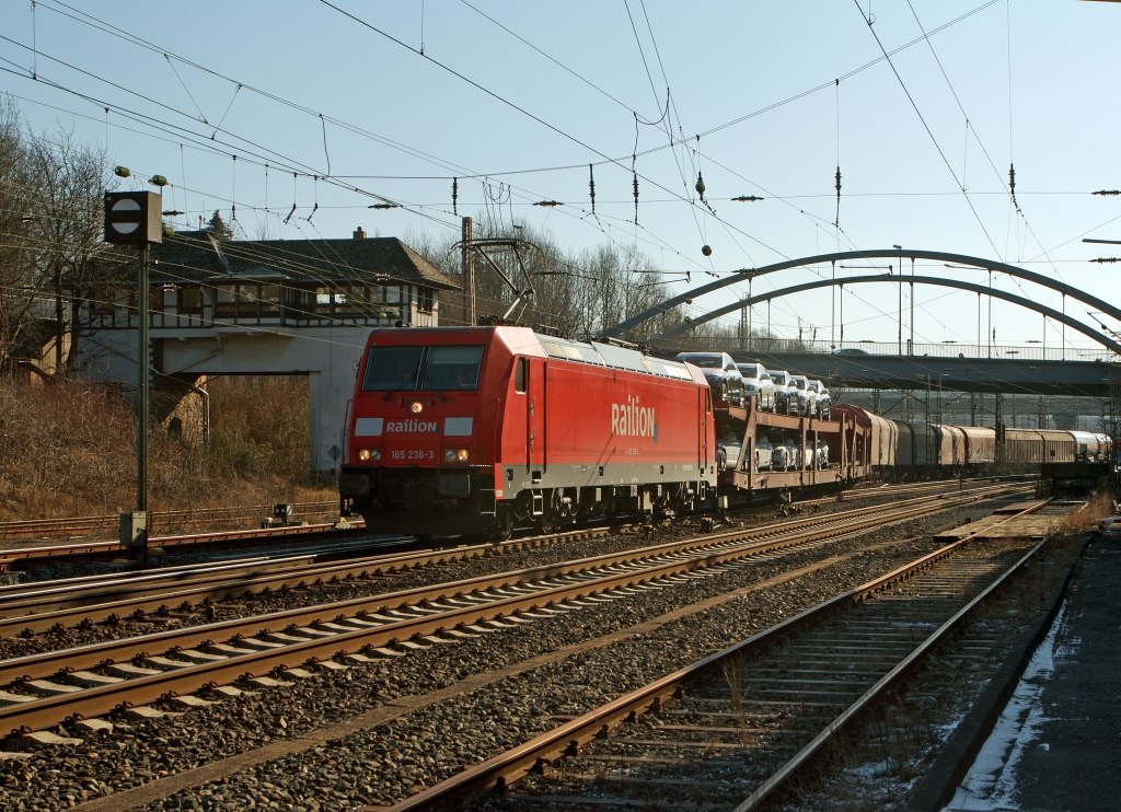 185 238-3 der DB Schencker Rail mit gemischtem G�terzug f�hrt am 11.02.2012 durch Kreuztal Richtung Hagen. Hinten das Reiterstellwerk Fahrdienstleiter (Kf).