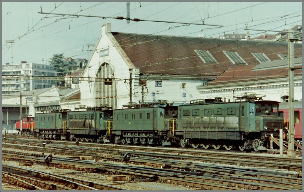 2 mal zwei Ae 4/7 in Vielfachsteuerung ruhen sich in Lausanne aus.
Ein analoges Bild vom M�rz 2004  