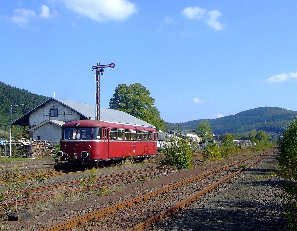 27.09.2009 ein VT 98 f�hrt vom Bahnhof Herdorf in Richtung Neunkirchen im Plandienst wie in den fr�hen 90ern. Anlass war das 10-j�hrige Jubil�um der Hellertalbahn.