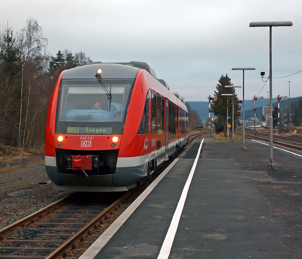 648 001 / 201 (LINT 41) kommt als RB 93 von Bad Berleburg und f�hrt in den Bahnhof Erndtebr�ck ein, nach dem Halt f�hrt er weiter �ber Kreuztal nach Siegen. Er bef�hrt die KBS 463 Rothaarbahn.