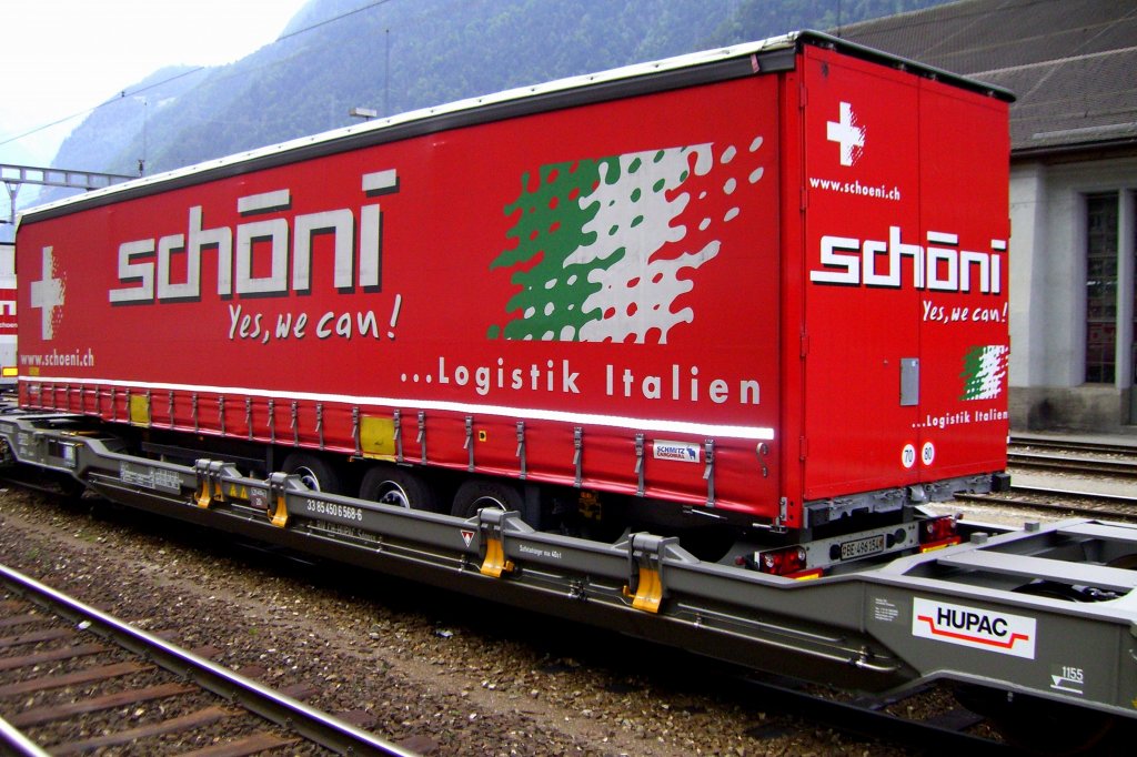 Als Pendant zum Wascosa-Wagen, den Armin in Linz aufgenommen hat, hier ein Taschenwagen der HUPAC mit einem Sattelauflieger der Spedition Sch�ni, aufgenommen am 29.07.2007 in Erstfeld.
