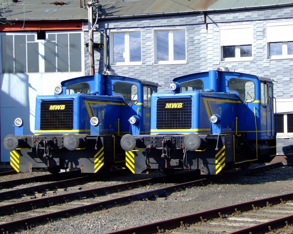 
Am 10.04.2010  im S�dwestf�lische Eisenbahnmuseum in Siegen: Links MWB V 249 ( ex DB 332 090-0 bis1999, ex K�f 11 090), O&K (Fabr.-Nr. 26328) Baujahr 1963. Rechts die MWB V 246 ( ex DB 332 030-6, ex K�f 11 030), diese Lok wurde von Jung in Jungenthal bei Kirchen/Sieg (Fabr.-Nr. 13572) 1963 gebaut.