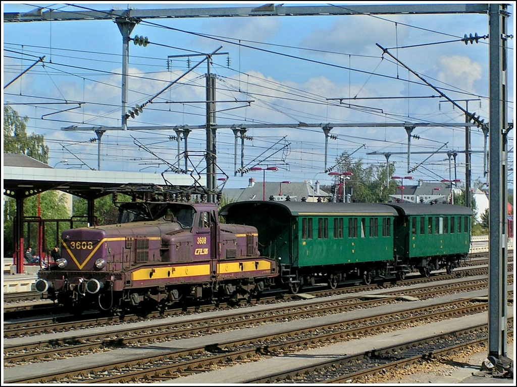 Am 19.09.2004 war es vorbei mit dem Planeinsatz der 3600er und die BB 3608 �bt schon mal f�r ihre zuk�nftige T�tigkeit als Museumslok im Bahnhof von P�tange. Ihr wird die Ehre zuteil, als einzige ihrer Baureihe der Nachwelt erhalten zu bleiben und die Restaurierung steht kurz vor dem Abschluss. (Hans)