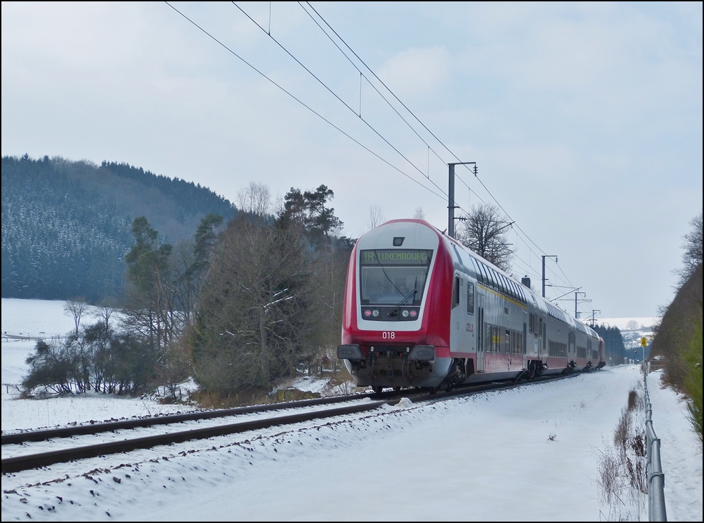 Am Aschermittwoch darf man auch schon mal mit den roten Lichtern fahren. So gesehen am 13.02.2013 zwischen Cinqfontaines und Maulusm�hle, als der IR 3739 Troisvierges - Luxembourg an mir vorbei fuhr. (Jeanny)