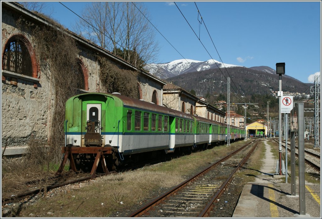 Auch alte  Bekannte : es SBB Mitteleinstiegswagen, nun bei der FMN, in Luino.
Vermutlich werden die Wagen jedoch nur noch im Museus-Zug Einsatz gebraucht.
19. M�rz 2013