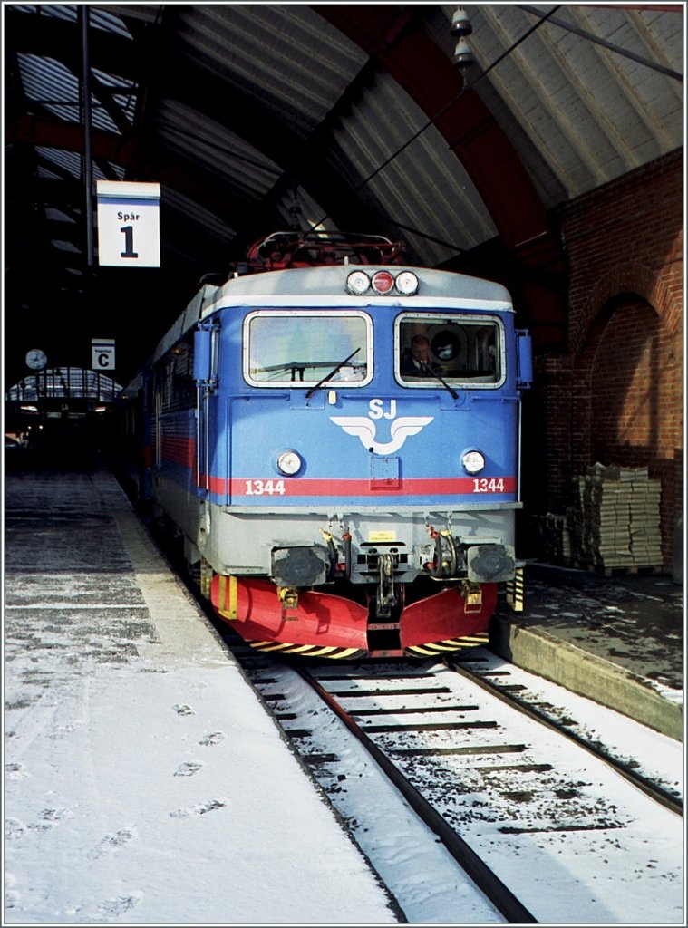 Auf Gleis 1 in Malm� blinzelt die Rc 1344 in die Sonne. 
20. M�rz 2001
