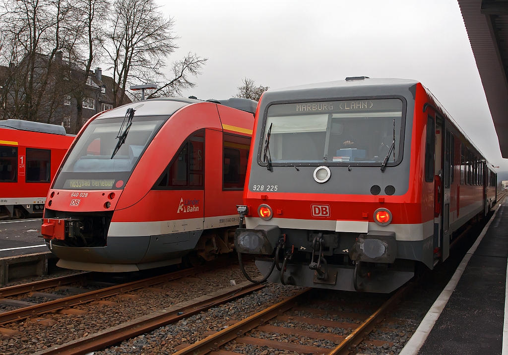 
Bahnhof Erndtebrück am 28.12.2011: Links ein LINT 27 als RB 93 Bad Berleburg-Kreuztal-Siegen, Mitte 640 024 (LINT 27) als RB 93 Siegen-Kreuztal-Bad Berleburg und Rechts 628/928 225 der Kurhessenbahn als RB 94 /RB 43 Erndtebrück - Bad Laasphe - Biedenkopf -M arburg/Lahn. Erndtebrück ist ein Trennungsbahnhof liegt an Rothaarbahn (KBS 463) mit Abzeig an die Obere Lahntalbahn (KBS 623). 