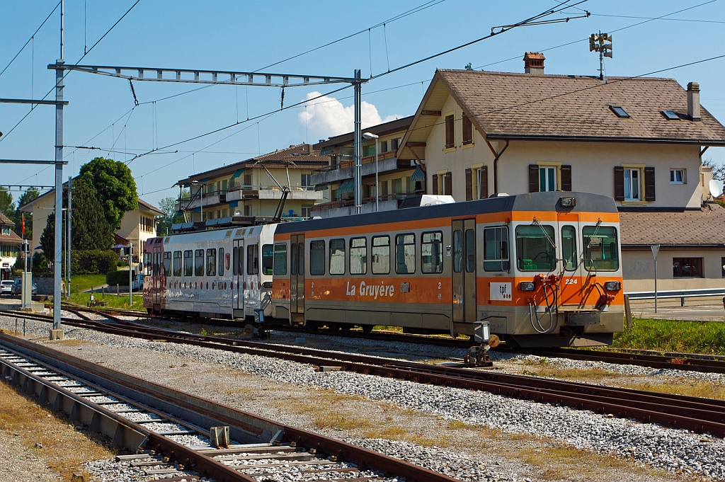 Be 4/4 122 mit Bt 224 der tpf (Transports publics fribourgeois) ist am 28.05.2012 in den Bahnhof Pal�zieux eingefahren, hier ist Endstation der Meterspurigen Gleise, der Strecke Pal�zieux - Bulle - Montbovon. Blick von hinten auf den Steuerwagen.