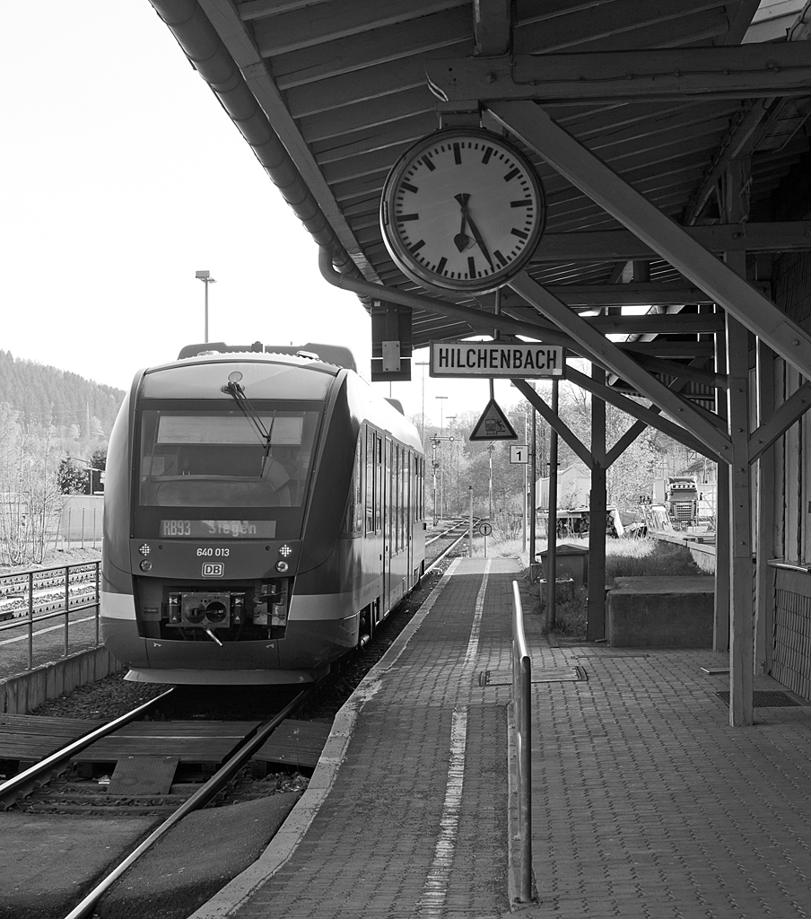 Bedingt durch das schwierige Licht hier noch ein weiteres Bild in S/W-Version.

Der Dieseltriebzug 640 013 ein LINT 27 der DreiL�nderBahn f�hrt am 04.05.2013 vom Bahnhof Hilchenbach als RB 93 (Rothaarbahn) weiter auf der gleichnamentlichen KBS 443 in Richtung Kreuztal und Siegen.