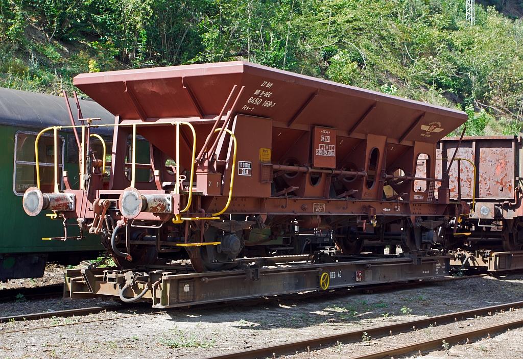BEG Sch�ttguttransportwagen Fcs-y 27 80 6450 169-7 (ex SBB 21 85 6460 001-1) verladen auf 1000mm Rollwagen BEG 43 (ex HSB 99 06 09) , abgestellt am 02.09.2012 im Schmalspur-Bahnhof Bohl der Brohltalbahn.
Der Normalspur Sch�ttguttransportwagen wurde 1960 bei Schinder Waggon AG, Werk Pratteln gebaut. Der Rollwagen der Bauart Rw4 wurde im RAW Jena gebaut.