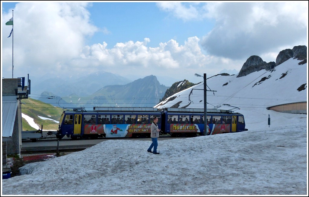  Bei drei Fotografen m�sste es doch m�glich sein, dass nicht einer dem anderen im Bild steht!  ;-) Rochers de Naye, 26.05.2012 (Jeanny)