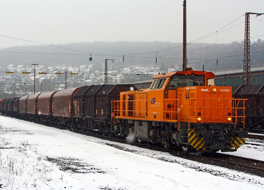 Bei st�rkerem Schneefall - Die Lok 44 - MaK G 1000 BB (271 004-4) der Kreisbahn Siegen-Wittgenstein (KSW) dr�ckt ihren Coil-G�terzug, am 25.02.2013 bei Siegen Kaan-Marienborn (Siegen-Ost), in Richtung R�hrenwerk. 

Die Lok wurde 2003 bei Vossloh unter der Fabriknummer 1001462 gebaut und am 05.01.2004 an die KSW ausgeliefert. Sie hat die NVR-Nummer  92 80 1271 004-4 D-KSW.
