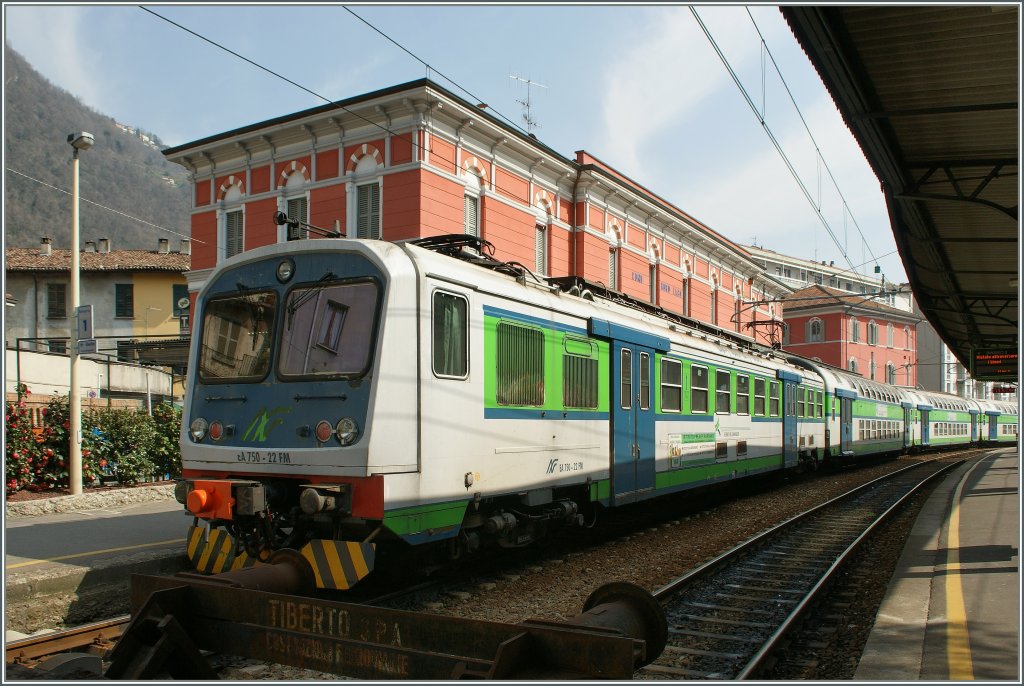 Bevor man vor kurzem FMN praktisch den ganzen Regionalverkehr der Lombardei zugeschlagen hatte, war die FMN eine intersssante, bunte und nicht allzugrosse Privatbahn n�rdlch von Milano.
Hier ist ein Triebwagenzug kurz vor der Abfahrt nach Milano in Como zu sehen.
23.03.2011