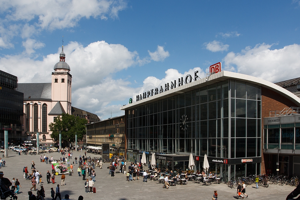 Blick auf den Bahnhofsvorplatz Hauptbahnhof K�ln am 07.08.2011