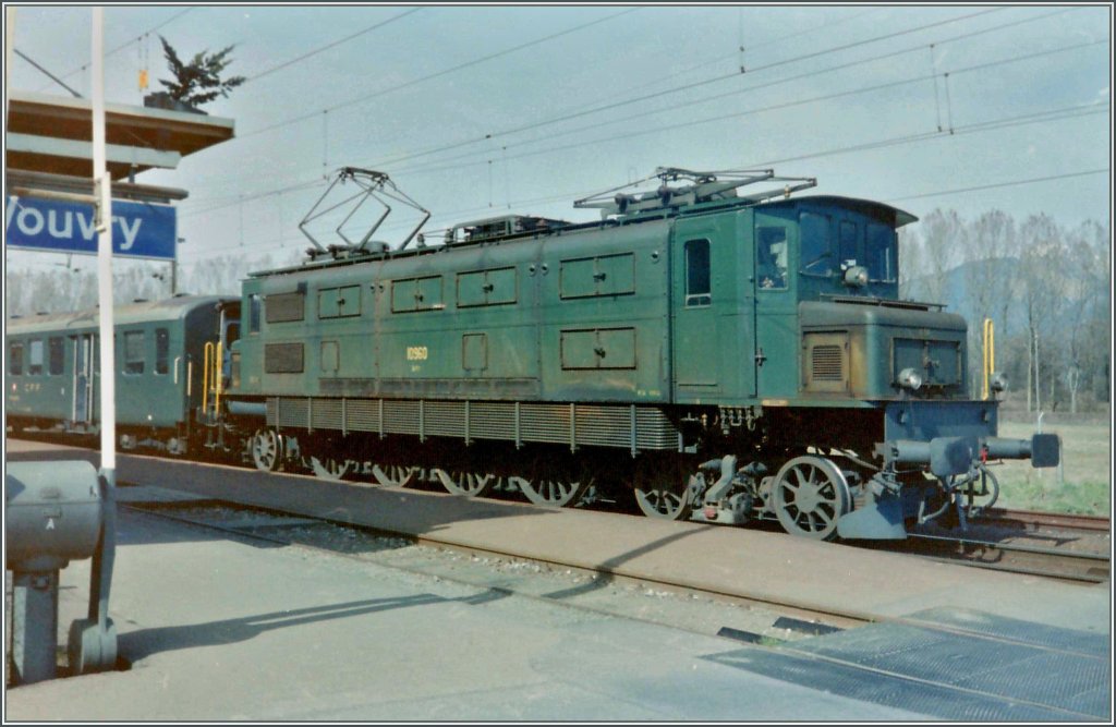 Damals in Vouvry...
Die SBB Ae 4/7 10960 mit einem GmP auf der Fahrt Richtung St-Maurice. 
Gescanntes Bild/April 1993