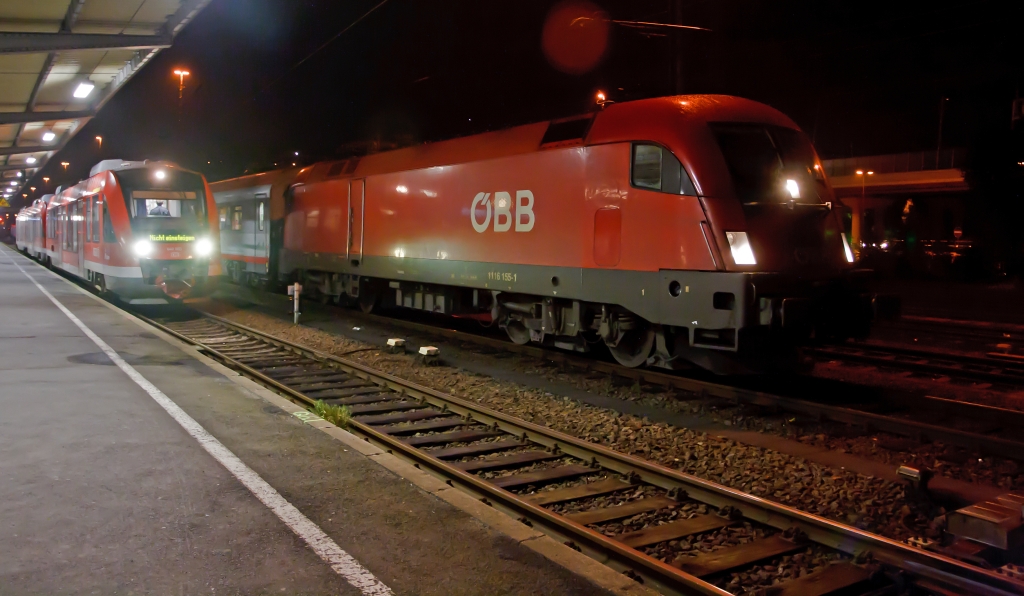 Das wird es vorerst nicht mehr geben:
1116 115-1 mit EC 113 und einer 1116 er als Schublok, machen sich an Abstellgeis bereit, hier am 30.09.2011 - 6:10 Uhr im Hbf Siegen. Der EC 113 f�hrt um 6:18 von Siegen �ber Frankfurt, M�nchen nach Klagenfurt, er hat einen Kurswagen bis Zargreb. Ab dem neunen Fahrplanwechsel gibt es leider EC mehr von Siegen.
Wir fuhren am diesem Tag damit bis Frankfurt, dort in den ICE nach Interlaken, wo wir nochmals in die Zb unsteigen mussten, diese brachte uns dann bis Brienz, wo am n�chsten Tag ein wundersch�nes BB-Treffen war.

Ich wei� das Bild ist technisch nicht das beste, aber hatt seltenheits Wert und wurde aus der Hand gemacht.