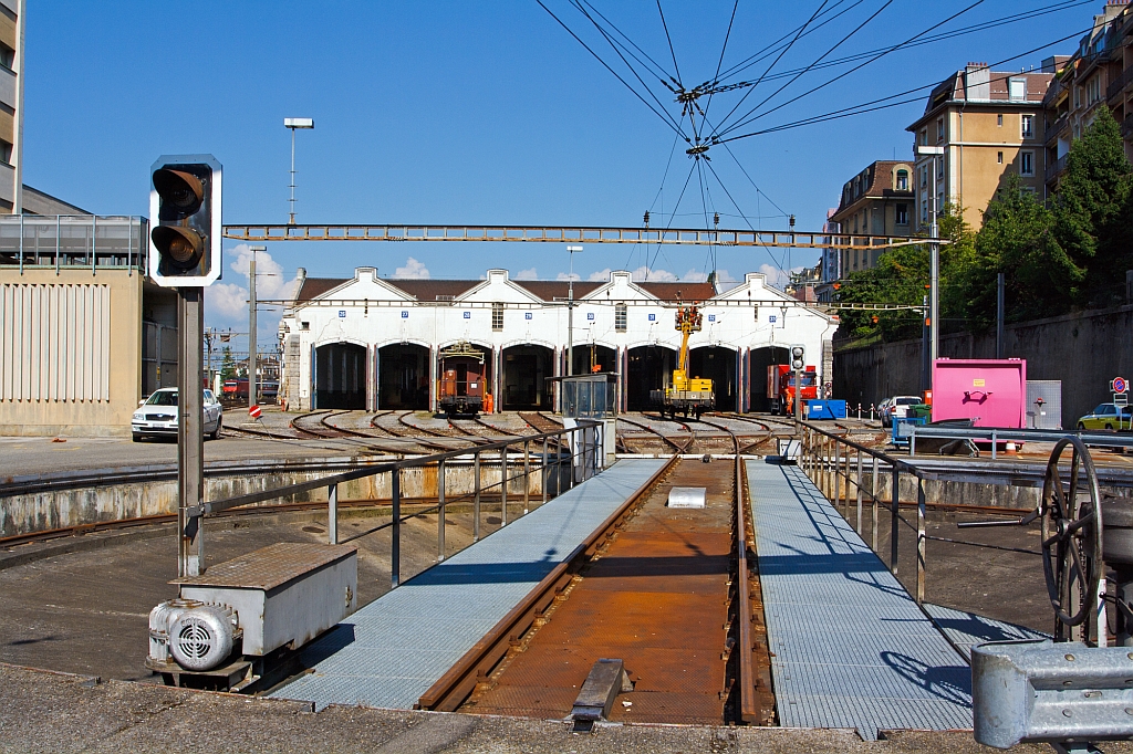 Den Elefant muss man sich denken:-) - Blick �ber die Drehscheibe auf das Depot Lausanne am 29.05.2012. An der Oberleitung wird gerade gearbeitet.