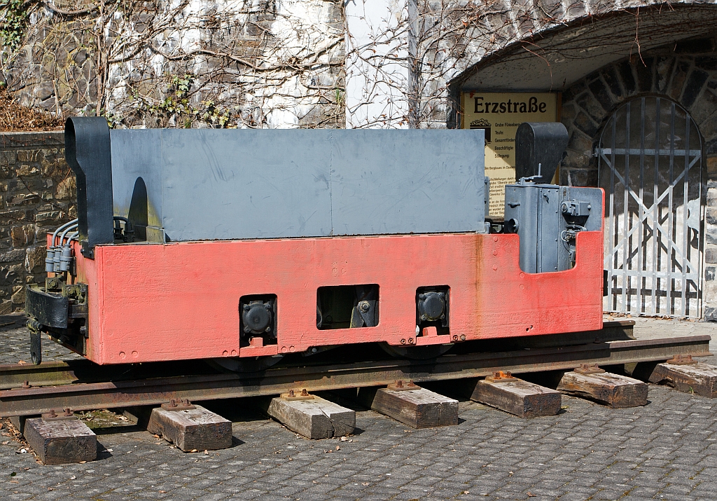 
Denkmal Grubenlok, Gruben-Akkulok bei der ehem. Grube F�sseberg, Daaden-Biersdorf am 08.04.2012. 

Die Lok ist eine Siemens-Schuckert-Werke  (SSW) vom Typ Bo-akku und wurde 1953 unter Fabrik-Nr. 5490 in der Spurweite 575 gebaut und an  Sachtleben Bergbau GmbH, Metallerzbergwerk Meggen, Lennestadt geliefert, dort hatte sie die Lok-Nr.  53-6  . 1965 erfolgte Umbau in 750 mm-Spur.