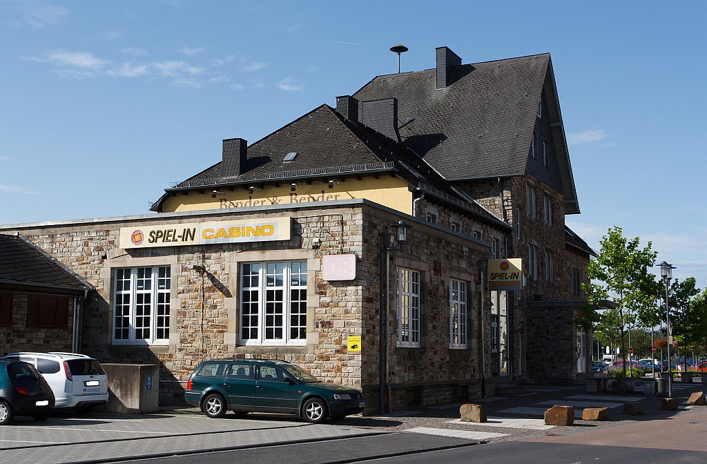Der Bahnhof Altenkirchen (Westerwald) am 11.08.2011. Das Bahnhofsgeb�ude, ist leider wie viele hier auf den Nebenstrecken, kein DB-Geb�ude mehr.