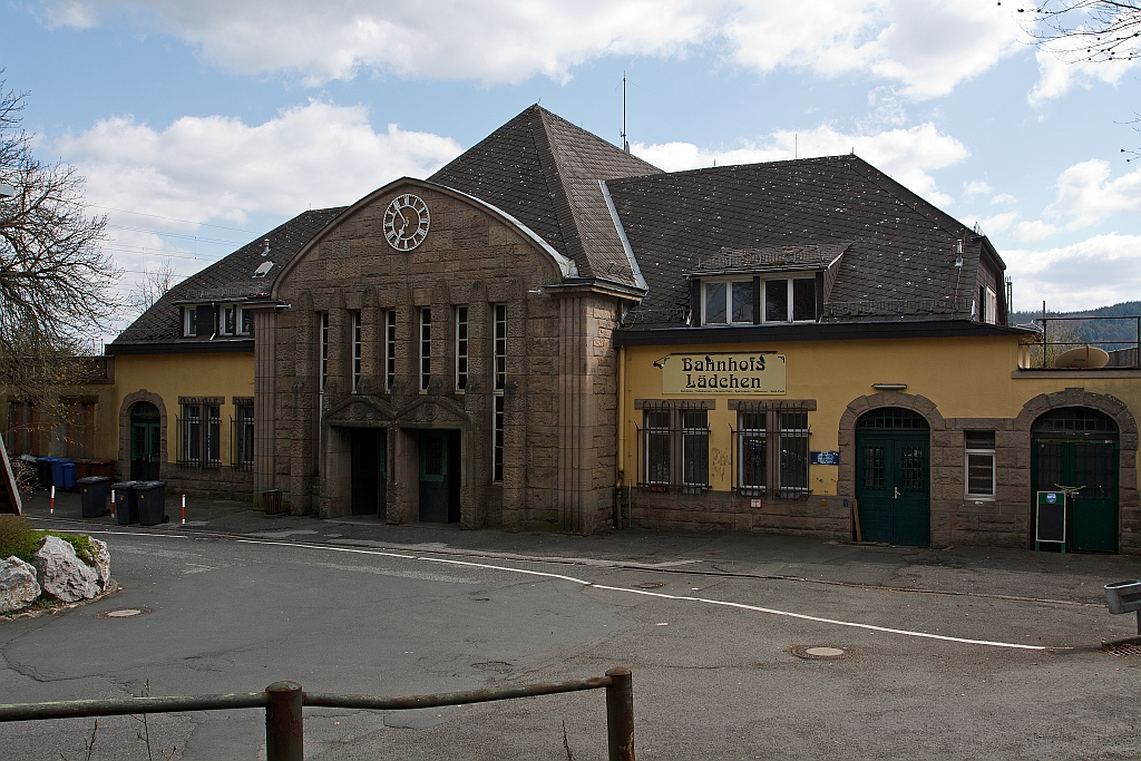 Der Bahnhof Haiger am 08.04.2012, link vom Bahnhofsgeb�ude verl�uft die KBS 445 - Dillstrecke und rechts beginnt die KBS 462 - Hellertalbahn.