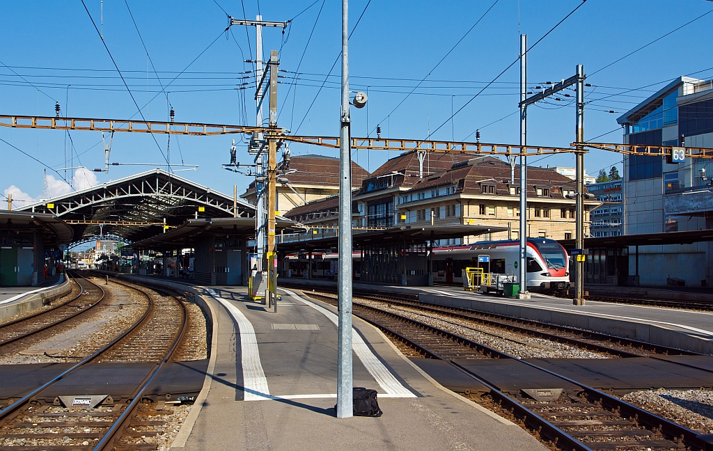 Der Bahnhof Lausanne (hier am 29.05.2012) ist ein Schienenverkehrsknotenpunkt in der Waadtl�nder Hauptstadt Lausanne. Er befindet sich in Eigentum der Schweizerischen Bundesbahn und wird von Z�gen der SBB, Lyria und Elipsos sowie von der M�tro Lausanne bedient.

Der Bahnhof wurde am 5. Mai 1856 durch die Compagnie de l’Ouest-Suisse im Zuge des Baus der Strecke aus Yverdon–Renens er�ffnet und ein erstes Empfangsgeb�ude errichtet. Mit der Er�ffnung der Strecken aus Genf (1858), Villeneuve (1861) und Fribourg (1862) entwickelte sich der Bahnhof der waadtl�ndischen Hauptstadt jedoch zu einem wichtigen Eisenbahnknoten. Schon 1863 mussten die Bauten den gewachsenen Bed�rfnissen angepasst werden, dies wurde mit Um- und Anbauten an das bestehende Geb�ude erledigt. Als 1906 die Er�ffnung des Simplontunnels bevorstand und klar wurde, dass durch diese Er�ffnung die Bedeutung Lausannes als Bahnknoten noch steigen wird, wurde ein neuer Bahnhofsbau vorgesehen, da derjenige von 1856 den Anforderungen nicht mehr gen�gen w�rde.

Die Jura-Simplon-Bahn begann schon 1899 mit der Planung eines Totalumbaues des Bahnhofes, die neben der Erweiterung der Gleisanlage auch einen Umbau des Aufnahmegeb�udes vorsah. Diese Erweiterungspl�ne wurden vom Eisenbahndepartement unter Vorbehalten am 13. M�rz 1900 bewilligt. Das daraufhin modifizierte Projekt wurde im Februar 1903 nochmals von der JS vorgelegt. Kurz darauf wurde die JS in die SBB integriert, und diese bem�ngelte vor allem den vorgesehenen Umbau des Aufnahmegeb�udes. Anstelle eines Umbaus sei vor allem aus betriebstechnischen Gr�nden ein Neubau vorzuziehen. Die Pl�ne f�r die Erweiterung der Gleisanlagen wurden hingegen als brauchbar angesehen und mit einigen �nderungen und Erg�nzungen auch umgesetzt. Diese waren in Hinblick auf die Er�ffnung des Simplontunnels im Jahr 1906 notwendig, da die bestehenden Anlagen nicht mehr den Bed�rfnissen entsprachen.